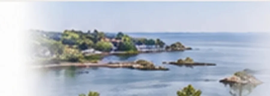Jarlsø sett fra sjøsiden, med holmer og skjær i Tønsbergfjorden